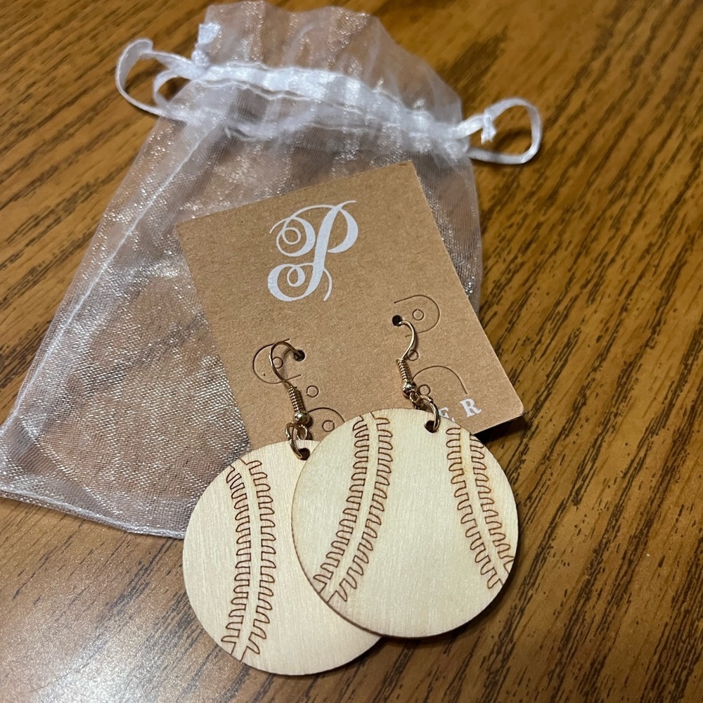 Plunder wooden baseball disc earrings - Picture 4 of 4